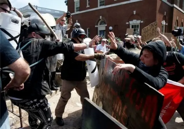 ประธานาธิบดีทรัมป์ชี้ว่า ผู้ชุมนุมฝ่ายซ้ายเริ่มใช้ความรุนแรงก่อนในเหตุการณ์เมืองชาร์ล็อตส์วิลล์