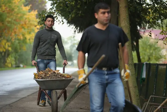 Бежннцы за работой