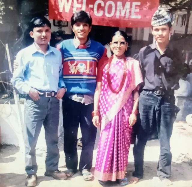 कारागार अगाडि बस्नेत परिवार