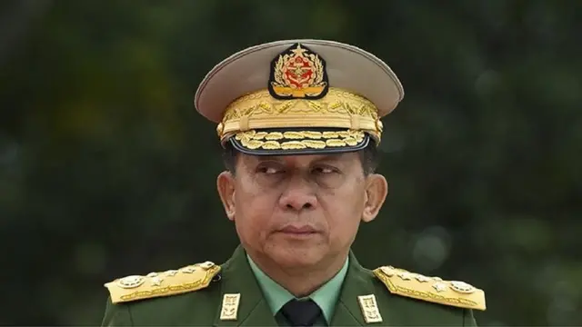 આંગ સાન સૂ ચીની અને અન્ય નેતાઓની ધરપકડ કરીને સત્તા મેળવનારા જનરલ હ્લાઇંગ. નવેમ્બરની ચૂંટણીમાં ગરબડનો સેનાનો આરોપ છે જોકે કોઈ પુરાવા રજૂ કરવામાં આવ્યા નથી.