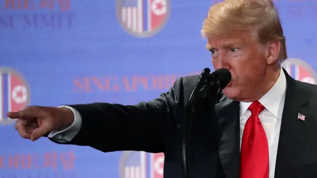 特朗普在签署联合声明后出席记者会，但金正恩没有同行。