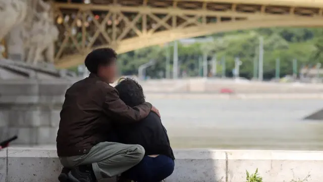 (캡션) 다뉴브강 사고현장 찾은 희생자 가족. 사고 발생 엿새째 아직 구조 소식이 없다