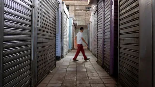 Hilera de comercios cerrados en Caracas, Venezuela.