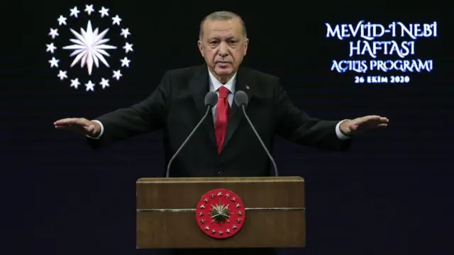 Shugaban ƙasar Turkiyya Racep Tayyib Erdugan yana bayani lokacin buɗe wani taron biki na mako guda domin murnar zagayowar ranar haihuwar Annabi Muhammad a dakin taron kasar na Bestepe na cibiyar raya al'adu da ke Ankara babban birnin ƙasar Turkiyya a ranar 29 ga watan Oktoba 2020.