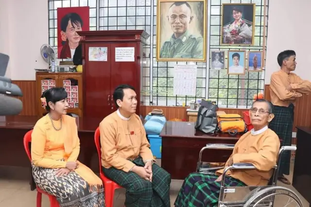 ဦးဖြိုးမင်းသိန်းနဲ့ ဇနီး