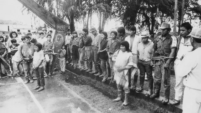 Algunos guerrilleros del Quintín Lame y lo que parecen miembros de la comjnidad.