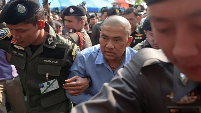 นายสุริยันต์ สุจริตพลวงศ์ หรือที่รู้จักกันในชื่อ หมอหยอง วัย 54 ปีในขณะนั้นถูกนำตัวไปยังศาลทหารในกรุงเทพฯ เมื่อวันที่ 21 ต.ค. 2558 โดยเขาถูกตั้งข้อหาหมิ่นพระบรมเดชานุภาพ ทั้งนี้นับตั้งแต่เดือนกันยายน 2559 ศาลทหารได้ยุติการไต่สวนคดีหมิ่นพระบรมเดชานุภาพแล้ว