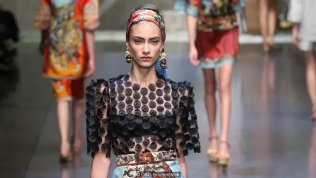 नए फ़ैशन में मॉडल्स