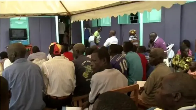 2016లో ఐసీసీ విచారణను టీవీలో చూస్తున్న ప్రజలు