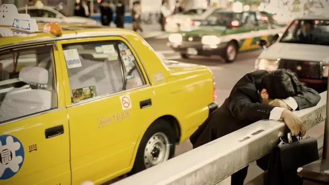 Чоловік спить у громадському місці