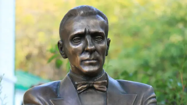 Памятник Булгакову