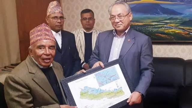 सीमा बचाऔँ अभियान राष्ट्रिय परिषद् नक्सा समितिले बनाएको नेपालको नक्सा नोभेम्बरमा गृहमन्त्री रामबहादुर थापालाई हस्तान्तरण गर्दै वरिष्ठ पत्रकार एवं समितिका संयोजक भैरव रिसाल