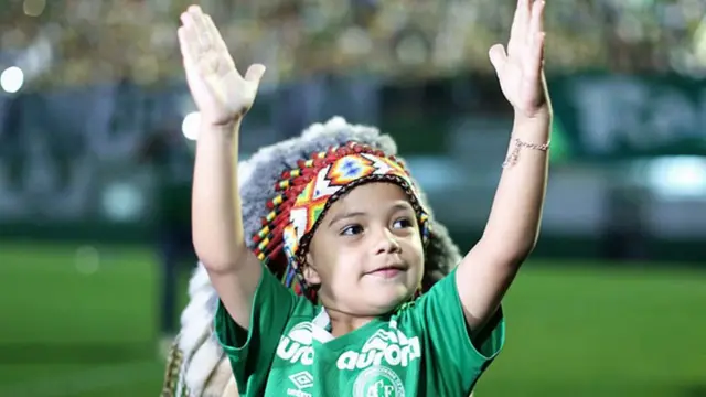 Mascote da Chapecoense em dia de homenagens na Arena Condá
