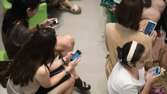 ภาพคนดูโทรศัพท์