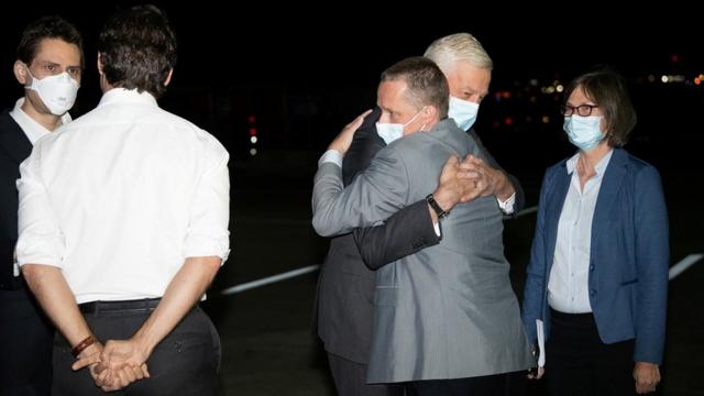 加拿大總理特魯多（左二）親自前往機場接機。