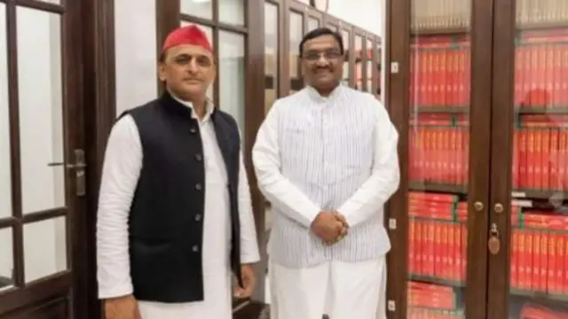 అఖిలేశ్తో ధర్మ్ సింగ్ సైనీ