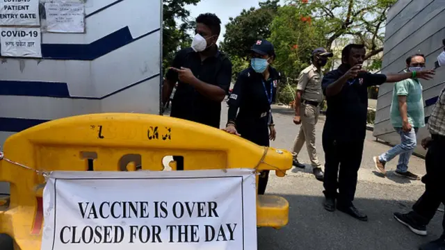 "На сегодня вакцины закончились", - гласит надпись в пункте вакцинации