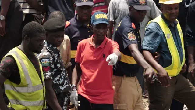 Ndị gbatagbata ka ha na-achọ ndị tọrọ n'ụlọ elu dara na Legọs