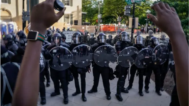 বিক্ষোভ চলছে।