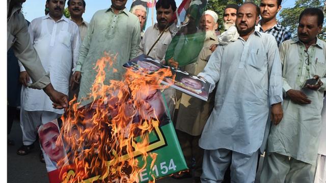 أنصار حزب الشعب الباكستاني يحرقون صورة لنواز شريف في لاهور عام 2017