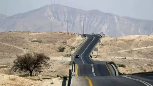 वेस्ट बैंक के एक तिहाई हिस्से पर जॉर्डन घाटी है.