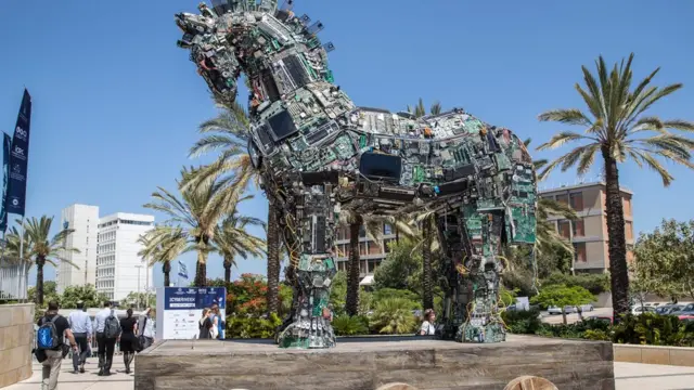 Horse wey dem use computer parts make