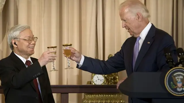 Chủ tịch nước - Tổng Bí thư Nguyễn Phú Trọng và Tổng thống đắc cử Joe Biden
