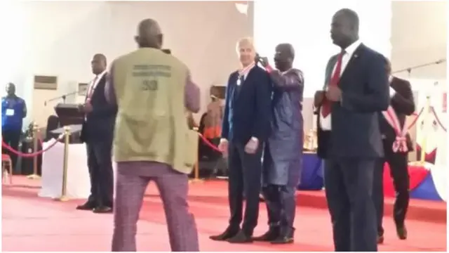 Arsène Wenger recevant la plus haute distinction honorifique du Liberia des mains de George Weah