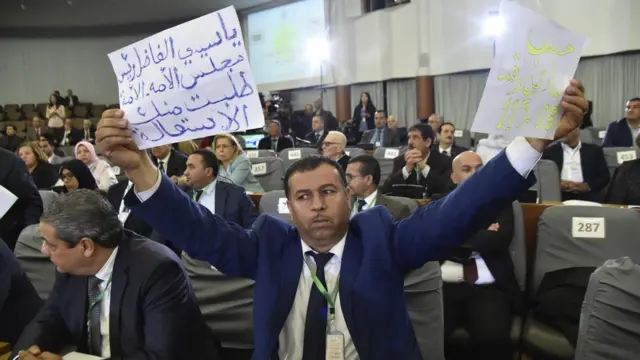 يواجه تقلد بن صالح، منصب الرئيس لمؤقت للبلاد، معارضة في أوساط المعارضة الجزائرية لقربه من الرئيس الجزائري بوتفليقة