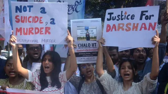 દર્શન સોલંકી માટે ન્યાયની માંગણી કરતાં વિદ્યાર્થીઓ