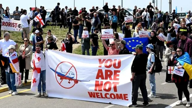 Протест против прямых рейсов с Россией