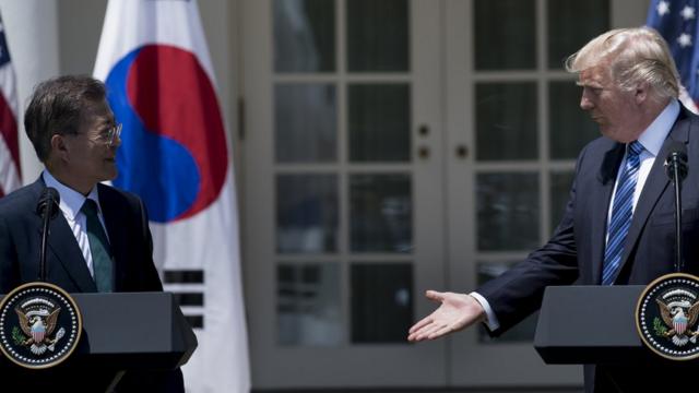 韓国の文在寅（ムン・ジェイン）大統領（写真左）は先月、ワシントンを訪問した