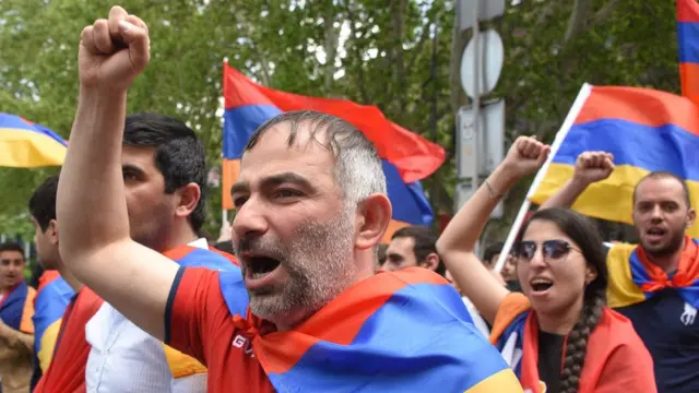 Erivan’da son dönemde sokaklar hareketli. Nikol Paşinyan hükümetini Azerbaycan’la barış sürecinde tavizler vermek başta olmak üzere çeşitli konularda eleştiren muhalifler, Paşinyan’ın istifası talebiyle sokak ve meydanlarda gösteriler düzenliyor.