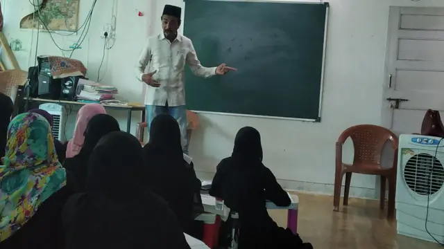 मोह्ल्यांमध्ये शिक्षणाच्या सोयी वाढ्ल्या पाहिजेत असं मतीन सांगतात