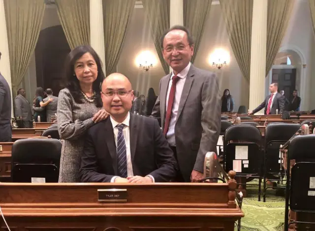Ông Tyler Diệp và song thân trong ngày tuyên thệ nhậm chức Dân biểu tiểu bang California