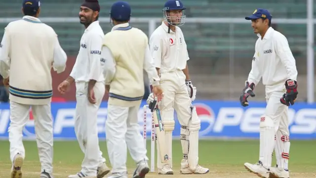 मायकेल वॉन, हँडल द बॉल