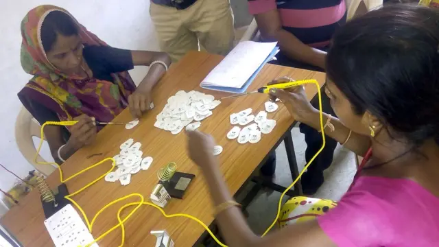 सोलर लैंप बनाती महिलाएं