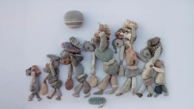 Dhagxaan u muuqda dad qaxaya