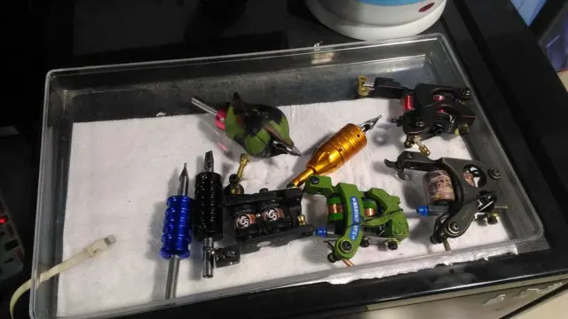 এসব যন্ত্রপাতি ব্যবহার করে ট্যাটু আঁকা হয়