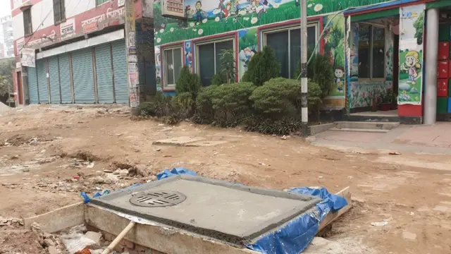 কয়েকটি এলাকায় ড্রেনেজ সংস্কার করা হলেও রাস্তা পড়ে আছে বেহাল দশায়।