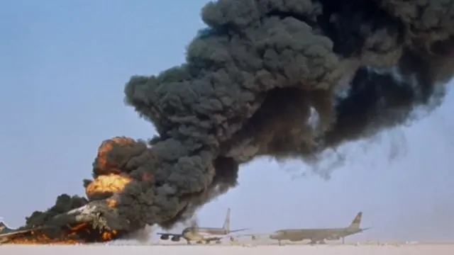 Mimi na Isaavi tulipaza sauti na kuwaamrisha wasafiri wote wa daraja la kwanza kuhamia katika daraja la pili.