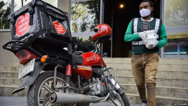 Dargaggeessa doqdoqqeen nyaata geessuuf adeemu