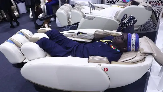 Man sidon inside bodi massage chair