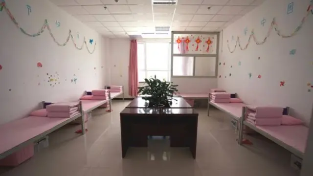 10 người trong một phòng ngủ