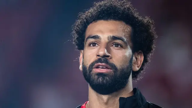 Mohamed Salah, connu pour son soutien en faveur notamment de la cause féminine, a plaidé sur twitter qu' ''on doit croire à la seconde chance... nous devons guider et éduquer. Bannir n'est pas la solution".