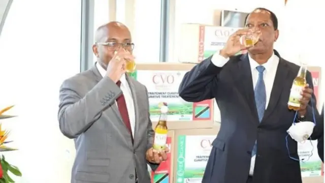 Waziri wa mambo ya nje waTanzania Palamagamba Kabudi (kulia) akionja dawa ya miti shamba kutoka Madagascar