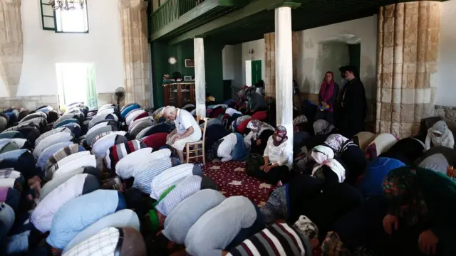 Larnaka yakınlarındaki Hala Sultan Tekkesi'nde namaz kılan Kıbrıslı Türkler
