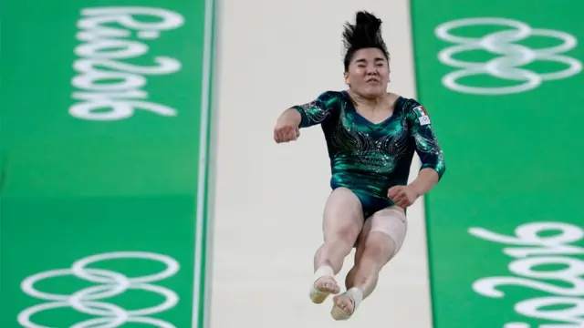 Alexa Moreno haciendo su rutina de salto