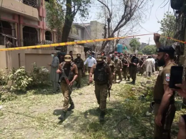 లాహోర్ లో హఫీజ్ సయీద్ ఇంటికి సమీపంలోనే బాంబు పేలుడు జరిగింది.