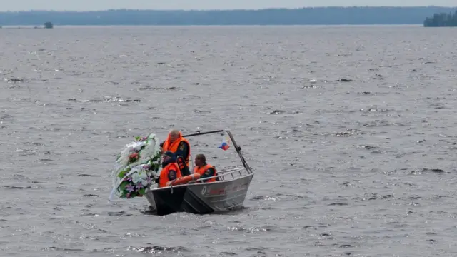 Венок, спускаемый на воду